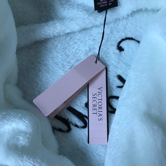 Victoria Secret White Plush Short Robe - Picture 3 of 5